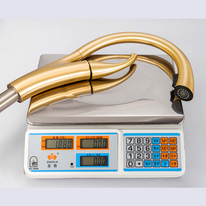 Grifo de cocina de grifo de agua giratorio de oro profesional con alta calidad