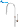 Grifo de cocina extraíble elegante de estilo moderno de latón de color blanco y oro rosa